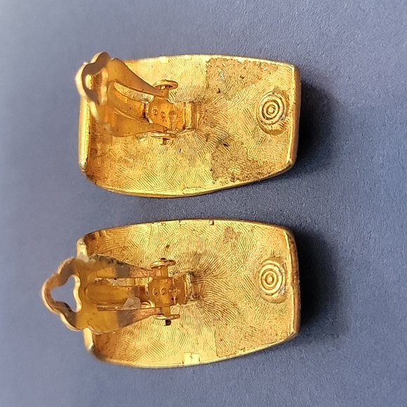 Vintage Anne Klein Brushed Gold Tone Rectangular Clip On Earrings - Picture 3 of 4